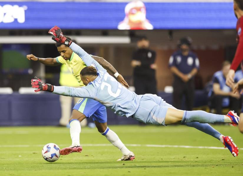 Patrick Sequeira, arquero de Costa Rica, evitó que brasil pueda hacer un gol en el empate 0-0.