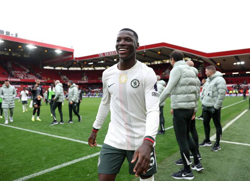 Moisés Caicedo celebfra la victoria del Chelsea contra el Nottingham Forest por la Premier League