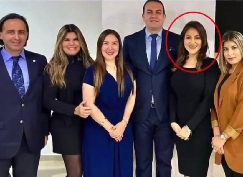 Foto en la que aparecen Mayra Salazar y Fabiola Gallardo.