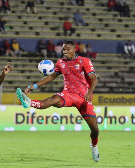 El Nacional se puso adelante en el marcador ante Delfín con gol de Antony Chere.