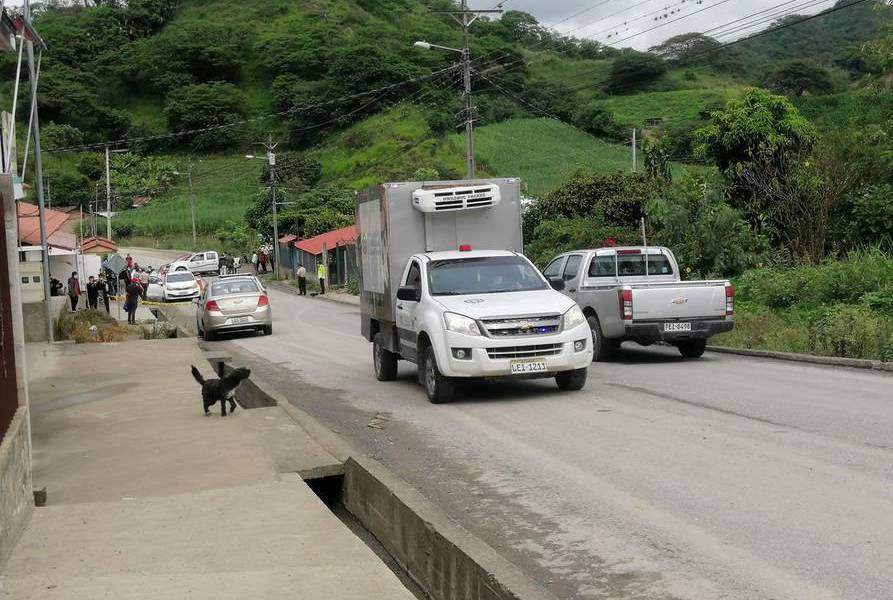 Loja: Policía aparece muerto dentro de su auto en parroquia Malacatos