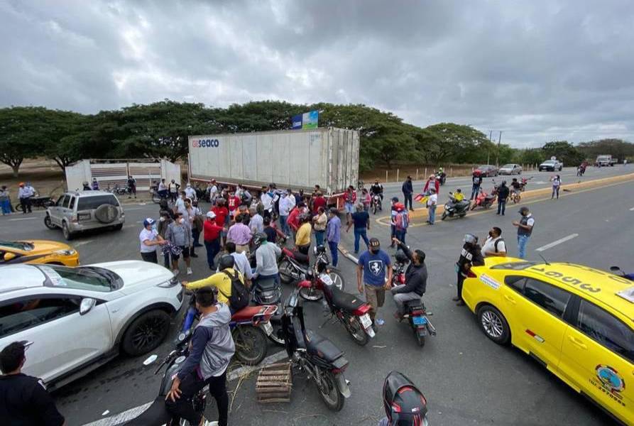 Manifestantes bloquean la vía Arenillas-Huaquillas pidiendo reactivar el comercio