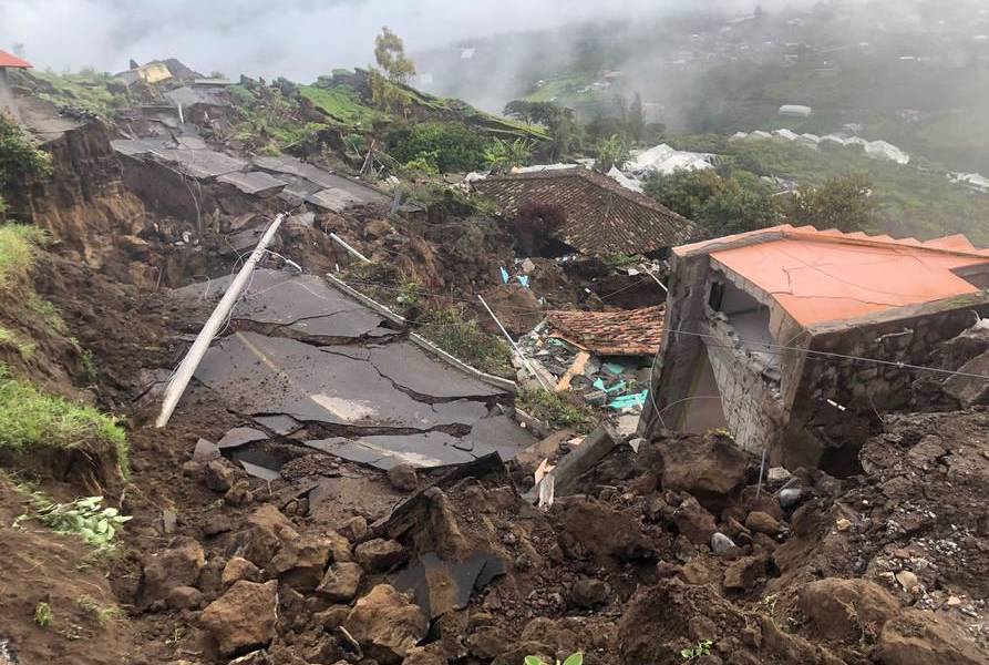 El COE declara en emergencia, zona de Pimampiro por deslizamiento masivo de tierra