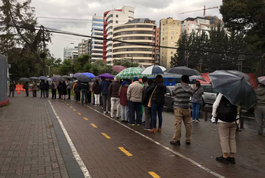 Adultos de tercera edad en Quito esperaron horas bajo la lluvia para ser vacunados