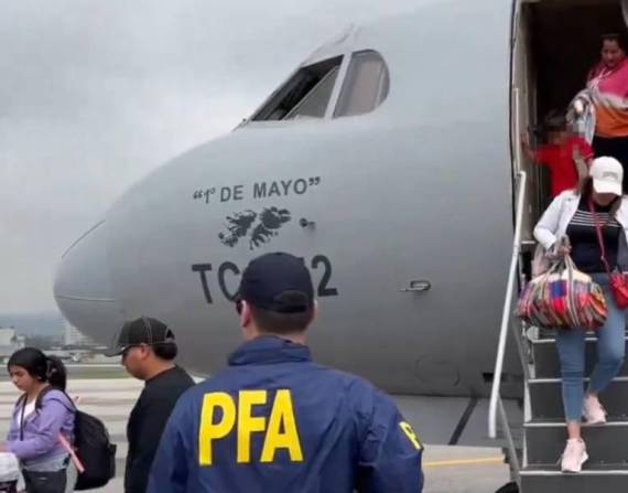 Imagen de Michelle Macías e Inda Peñarrieta bajando del avión militar argentino en Guayaquil, Ecuador.