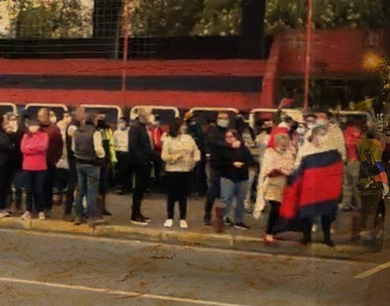 Un grupo de manifestantes se concentró junto a la tribuna De los Shyris, hipercentro de Quito.