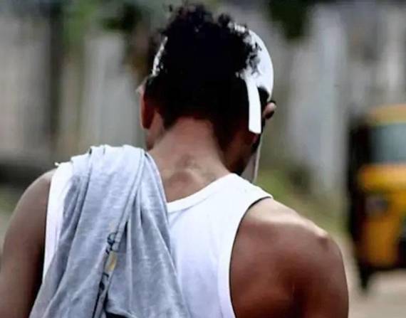 Joven camina por las calles.