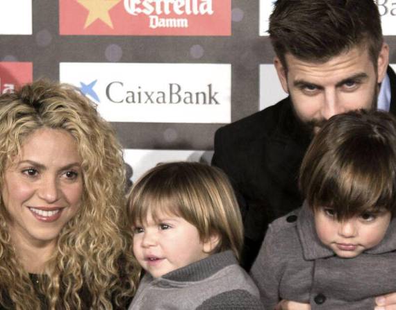 Imagen de archivo en una alfombra roja en la que posan Shakira, Gerard Piqué y sus dos hijos.