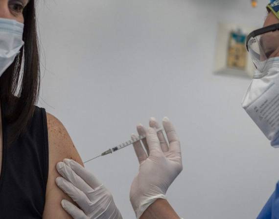 Las autoridades esperan vacunar a la mayor cantidad de personas en el menor tiempo posible con la dosis de refuerzo.