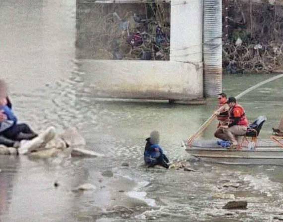 La madre y su hijo -ambos ecuatorianos- fueron rescatados del río Bravo cuando intentaban llegar de forma irregular a Estados Unidos. En Ecuador, sus parientes piden ayuda.