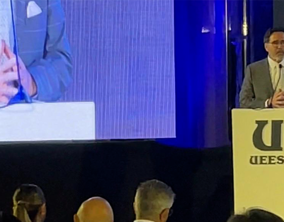 Carlos Ortega Maldonado, Fundador y Canciller de la UEES, durante su discurso de apertura.
