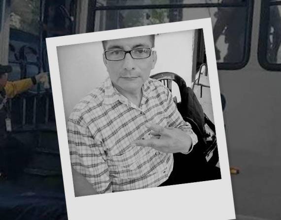 Según testigos, los perpetradores del crimen del profesor eran jóvenes que vestían uniforme de colegio.