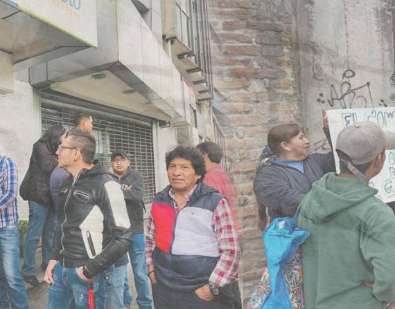 Los exempleados de EL COMERCIO realizaron un plantón en las afueras del edificio del rotativo.