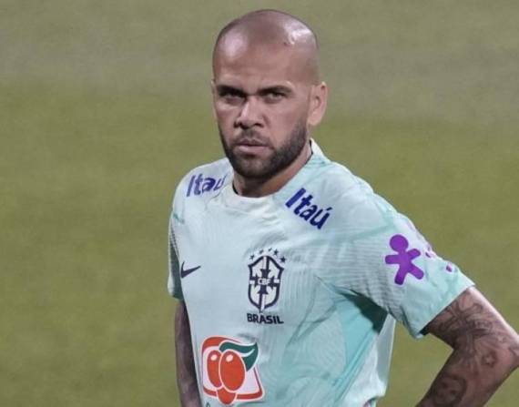Dani Alves se encuentra en prisión, después de haber sido acusado de violación.
