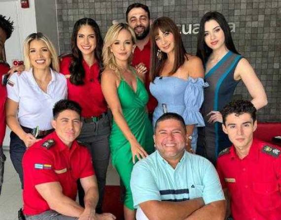 Parte del elenco de Compañía 593