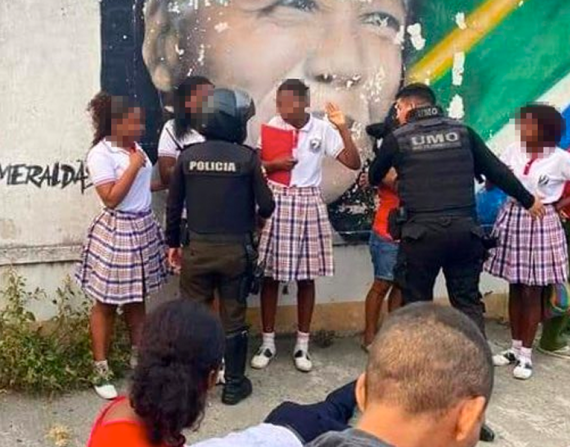 Policías llegaron al lugar donde fue asesinado un estudiante de colegio en el centro de Esmeraldas.