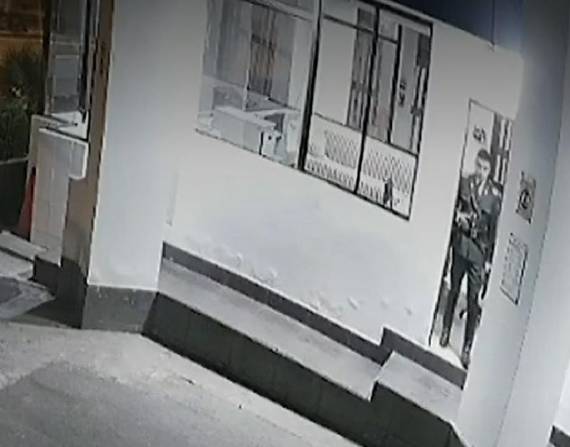 Momento en el que Cáceres realiza la guardia en la garita de la Escuela Superior de Policía Nacional.