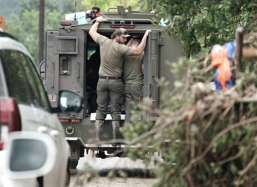 Los alguaciles del condado de Kerr salen de una propiedad a orillas del río Guadalupe cerca de Hunt, Texas, EE. UU.