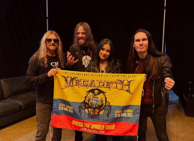 Integrantes de Megadeth con la bandera de Ecuador en 2025.