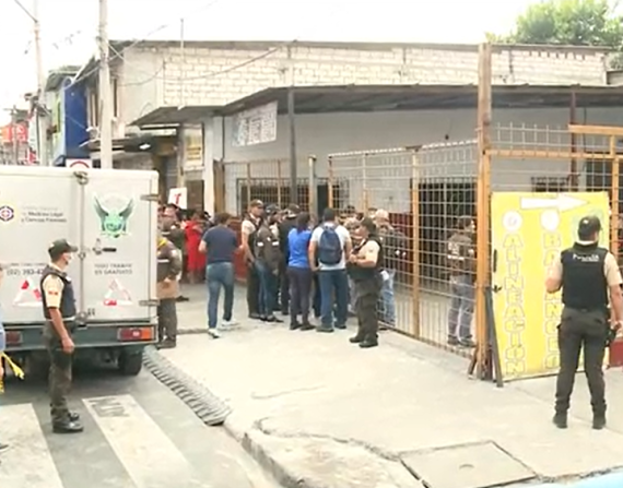 Uno de los crímenes ocurrió dentro de un taller mecánico ubicado entre las calles 18 y Cuenca.
