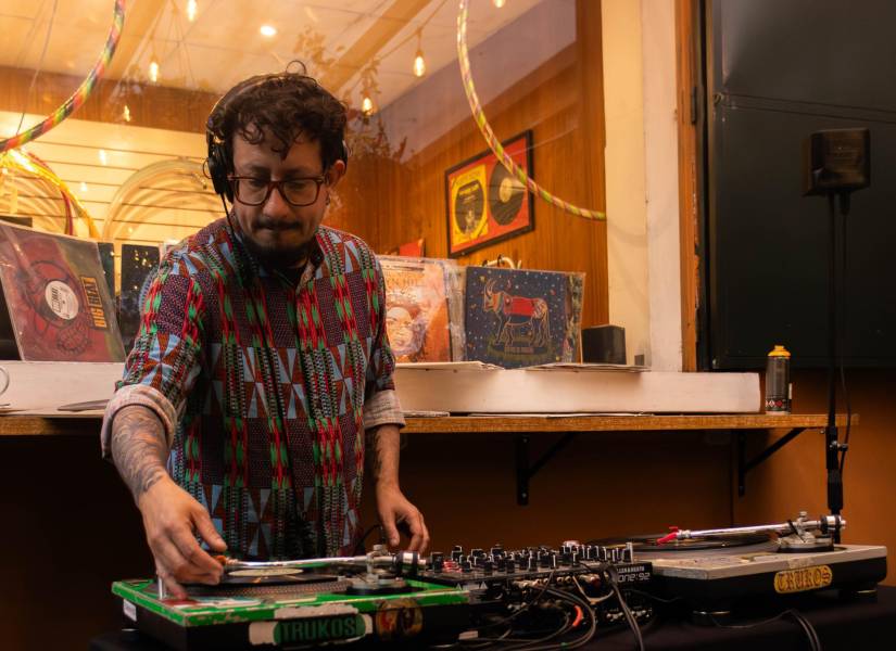 El recorrido organizado por la Hermandad del Vinilo, una asociación de djs y amantes de la música analógica, inició en Hula Láunge, en la av. 12 de Octubre, frente a la Pontificia Universidad Católica del Ecuador.