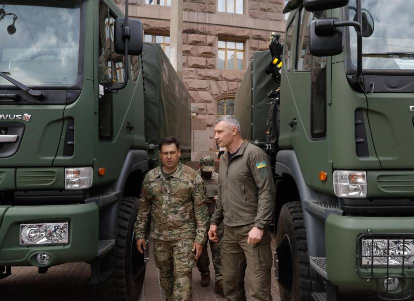 El alcalde de Kiev, Vitali Klitschko, en la ceremonia de entrega de coches y drones a Ucrania.