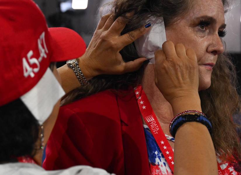 Un delegado republicano usa una gasa en su oreja, como la que Trump uso luego del atentado.