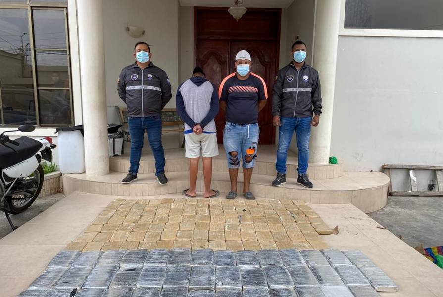 Detienen a 2 sujetos, uno de ellos menor de edad con 98 kilos de droga en Manabí