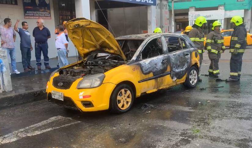 Imagen de un taxi incendiado en Esmeraldas.