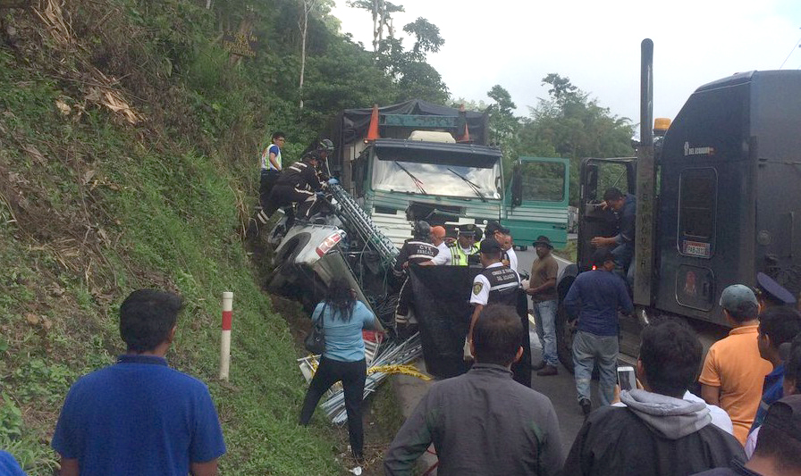 Un fallecido y un herido deja accidente de tránsito en vía Alóag-Santo Domingo