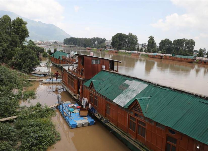Una vista de las casas flotantes en el río Jhelum después de un aumento en los niveles de agua en Srinagar.