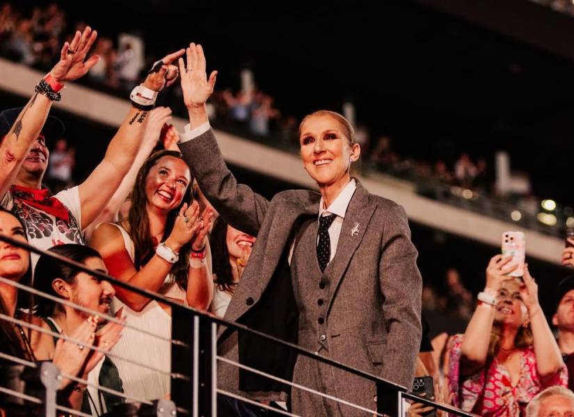 Céline Dion saludando al público.