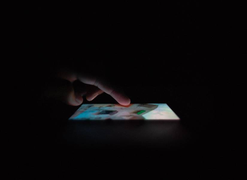 Imagen referencial de un menor con un teléfono.