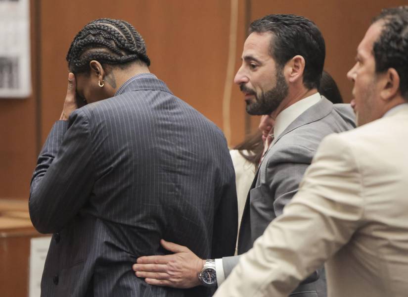 Rakim Mayers (i), alias A$AP Rocky, reacciona después de que un jurado lo declarara inocente de dos delitos graves de agresión con arma de fuego semiautomática en el Centro de Justicia Penal Clara Shortridge Foltz de Los Ángeles, California (EE.UU.), 18 de febrero de 2025.