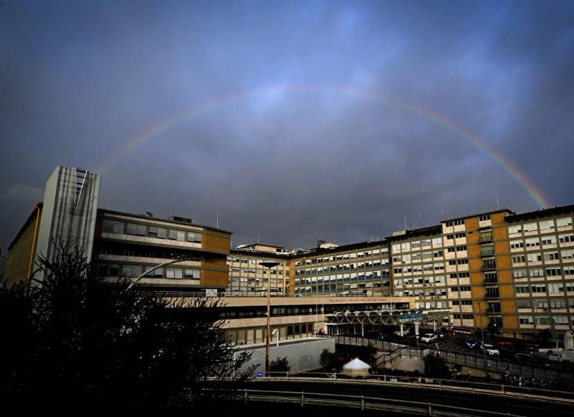 Un arcoíris sobre el hospital Gemelli de Roma, donde está internado el Papa Francisco.