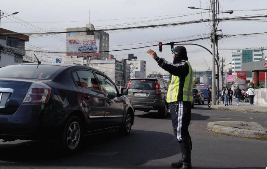 Exreina de Quito denuncia haber sido extorsionada por agente de la AMT