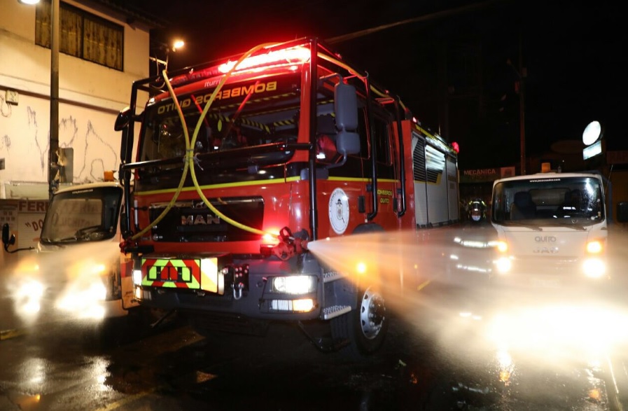 Desinfección nocturna en mercados municipales y espacios públicos de Quito