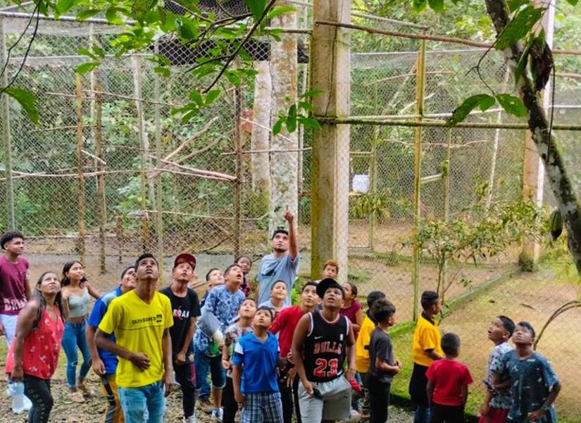 Visitantes en El Coca Zoo, en la provincia de Orellana.
