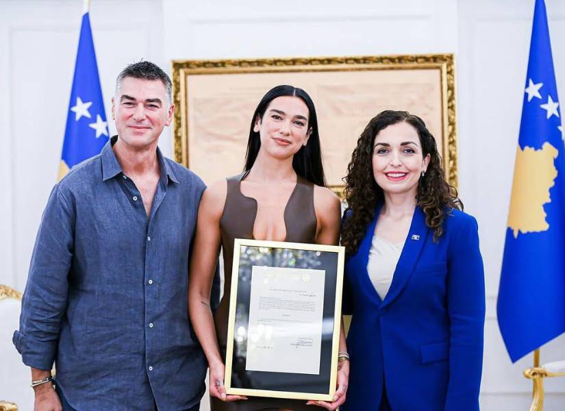 Dua Lipa junto a la presidenta de Kosovo y su padre, Dukagjin Lipa.