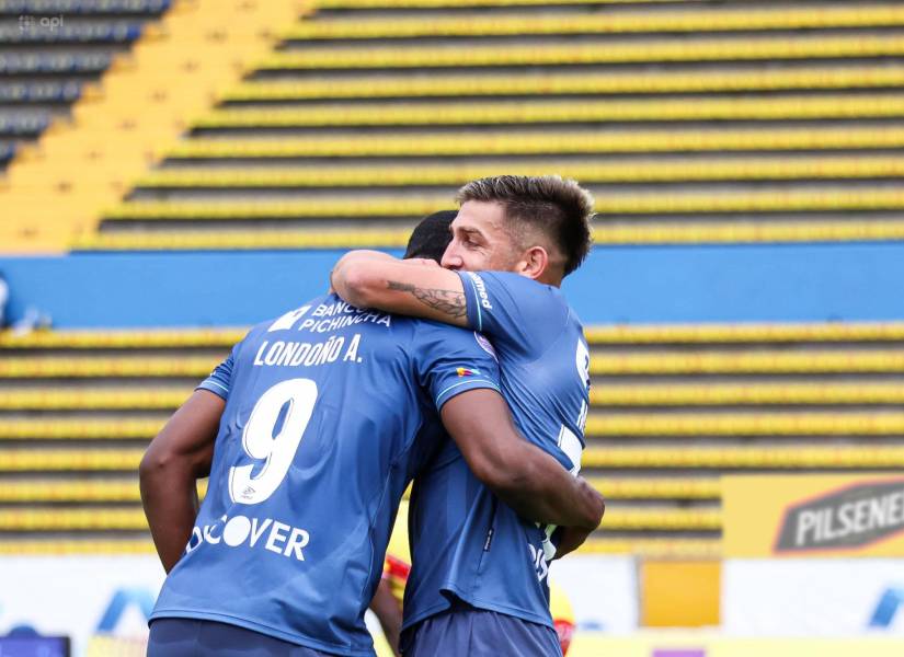 Azarías Londoño abraza a Mauricio Alonso, tras marcar un doblete ante Aucas por la fecha 23 de la LigaPro