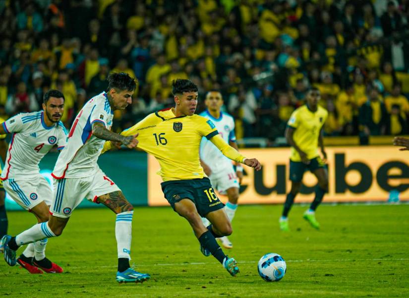 Kendry Páez ante la marca de un jugador de la Selección de Chile