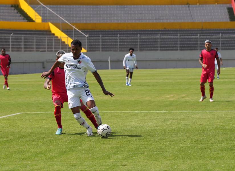 Bryan Ramírez disputa el balón con un jugador de Aucas