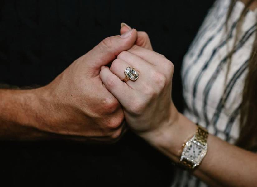 El anillo que Travis le dio a Taylor Swift.