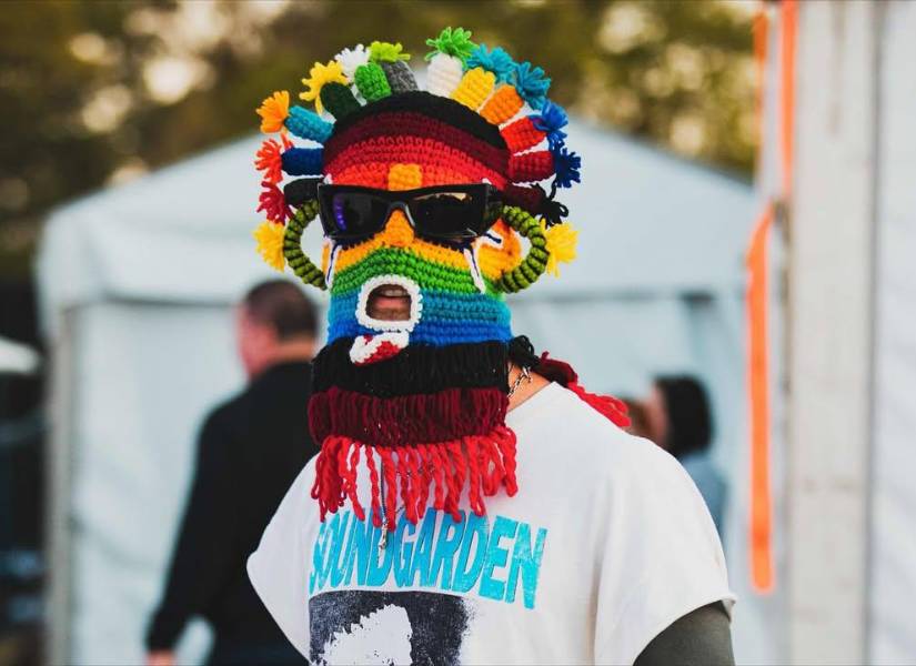 Colin Brittain luciendo la máscara de Diabluma.