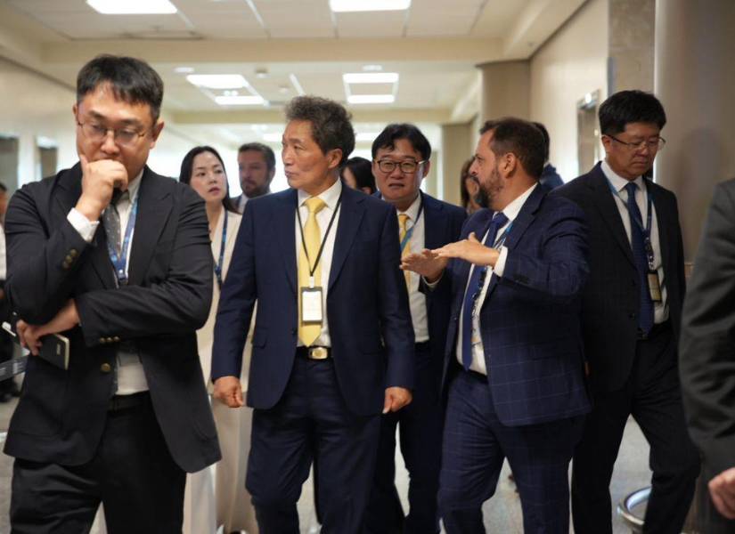 Imagen de directivos del Aeropuerto Internacional de Incheon en el Mariscal Sucre de Quito, ubicado en Tababela.