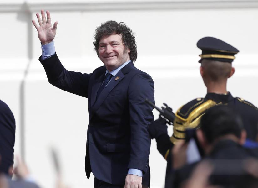 El presidente de Argentina, Javier Milei, llega para participar en la ceremonia de investidura del presidente salvadoreño, Nayib Bukele.