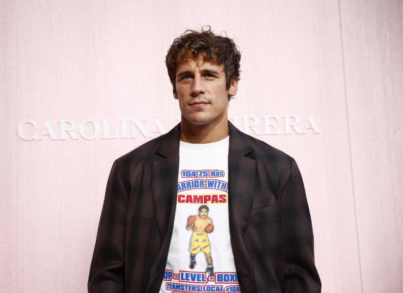 El actor Martiño Rivas posa este jueves a su llegada al desfile de Carolina Herrera.