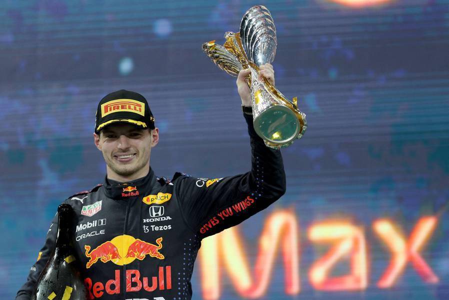 Verstappen toma el liderato al firmar doblete con 'Checo' en Montmeló