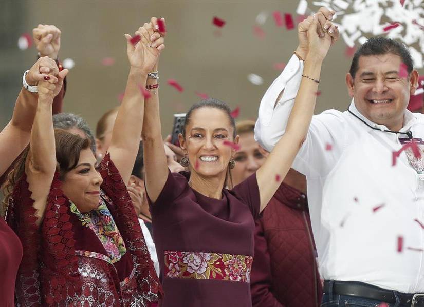 La candidata presidencial oficialista Claudia Sheinbaum, durante su cierre de campaña este miércoles, en el Zócalo de la Ciudad de México.