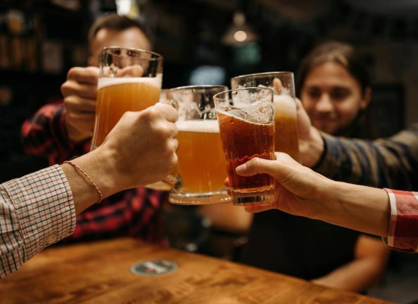 Grupo de amigos haciendo un brindis con vasos de cerveza
